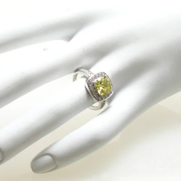 EXQUISITE SQUARE CUT PERIDOT GREEN COLORED CZ COCKTAIL RING IN STERLING SILVER. - Picture 3 of 3